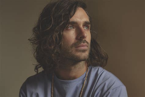 Retour d’Alex Nevsky avec une nouvelle chanson .